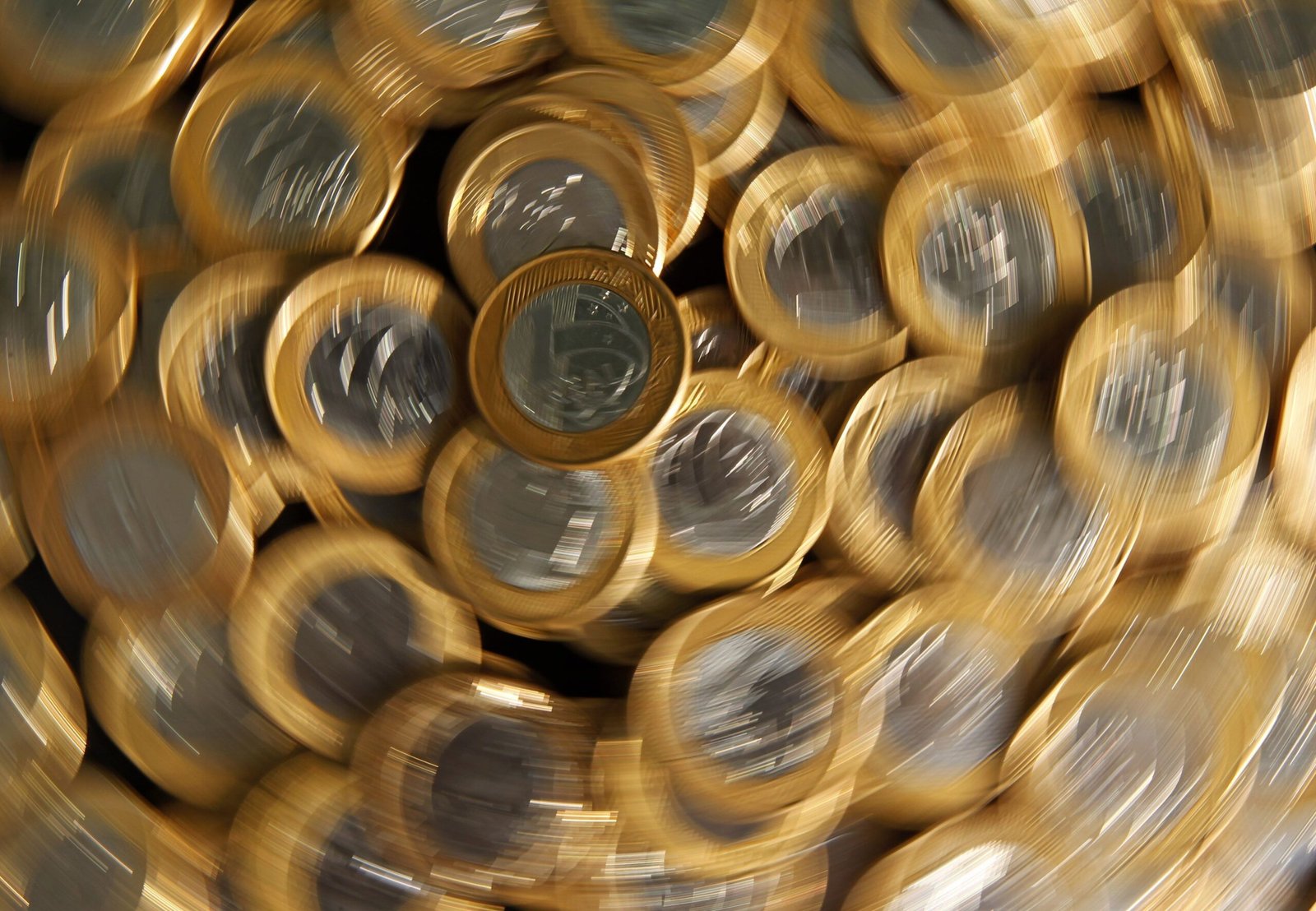 Juros futuros caem acompanhados por empresas de IA