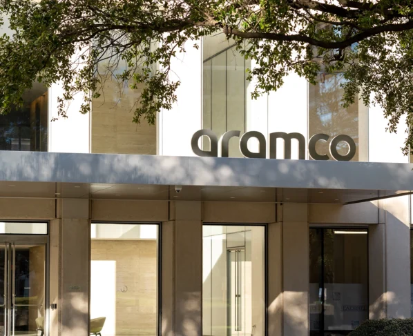 Houston, Texas, EUA - 13 de março de 2022: Detalhe de letreiro da Aramco no prédio de seu escritório em Houston, Texas, EUA. A Saudi Aramco é o maior produtor mundial de petróleo.